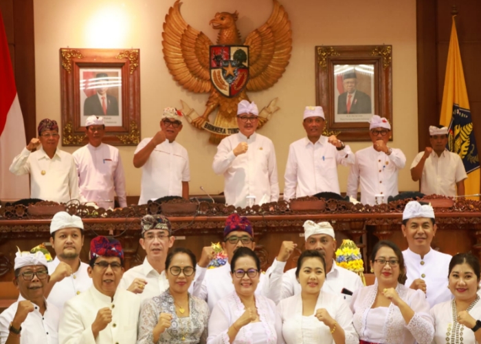 DITETAPKAN : Gubernur Bali, Wayan Koster bersama anggota DPRD Provinsi Bali Ruang Sidang Utama DPRD Provinsi Bali.