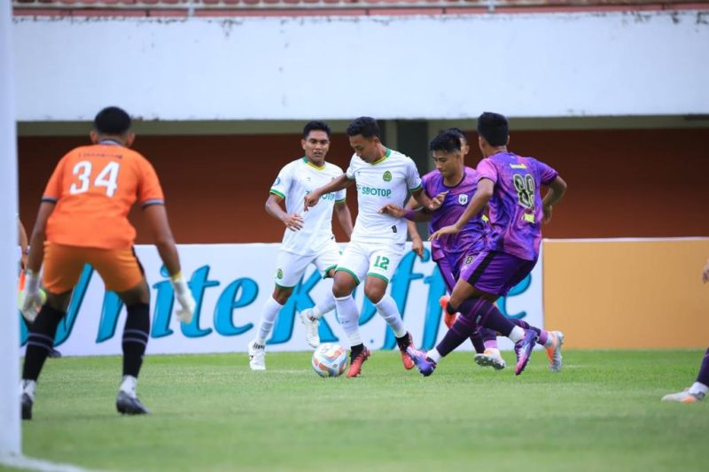 Pemain Persikabo 1973 Roni Sugeng (12) berusaha mempertahankan bola dari pemain Rans Nusantara FC pada pertandingan pekan perdana Liga 1 Indonesia 2023/24 di Stadion Maguwoharjo, Sleman, Senin (3/7/20