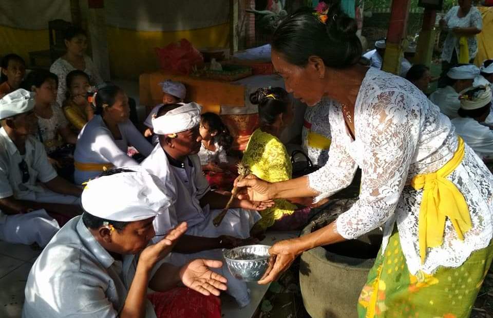 NUNAS TIRTA: Prosesi Nunas Tirta usai sembahyang bagi umat Hindu di Bali. Selain ada mantra yang harus diucapkan.