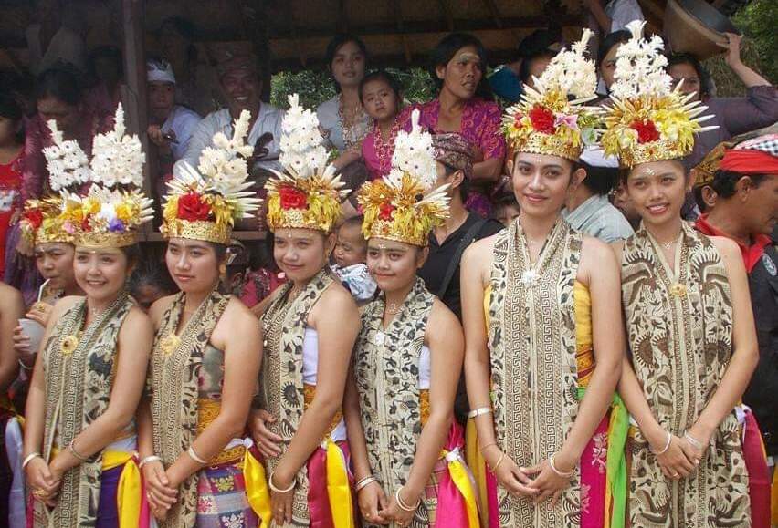 TARI BALI: Tari Rejang Desa Pedawa yang dipentaskan saat Saba di Pedawa.
