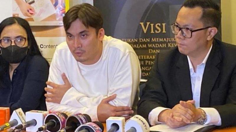 MINTA MAAF: Rendy Kjaernett ditemani kuasa hukum minta maaf di depan awak media. Dia minta maaf ke keluarga dan public, dan akui selingkuh.