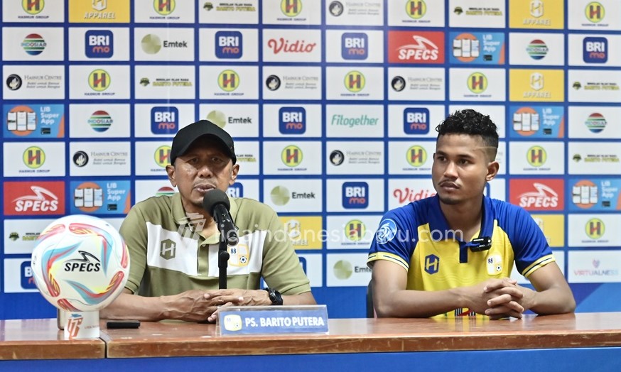 Pelatih Barito Putera Rahmad Darmawan (kiri) didampingi pemainnya Bagas Kaffa usai Barito Putera memutus tren buruk awal liga 1 Indonesia.