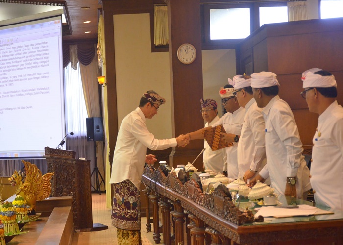 SIDANG : Pelaksanaan rapat paripurna DPRD Bali, di Ruang Sidang Utama DPRD Bali, Senin (3/7).