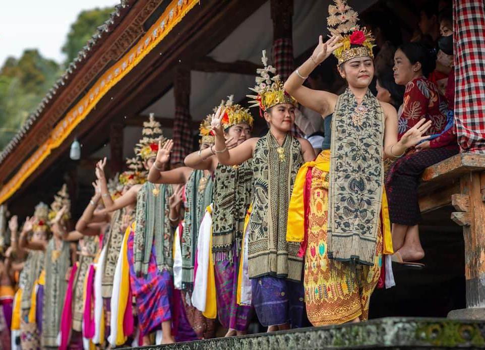 TARI BALI: Tari Rejang Desa Pedawa yang dipentaskan saat Saba di Pedawa.