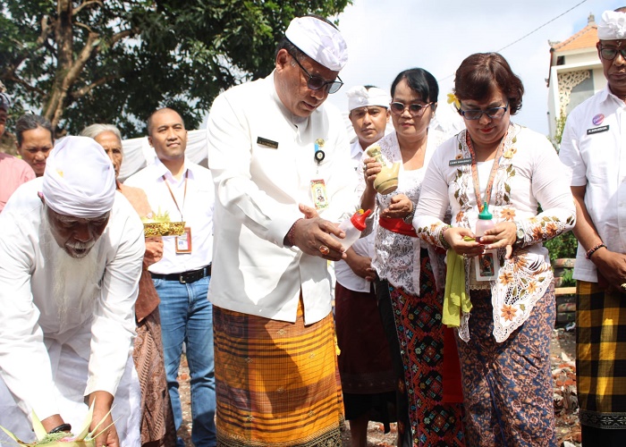MULANG DASAR : Sekda Kota Denpasar, Ida Bagus Alit Wiradana saat Mulang Dasar peletakan batu pertama renovasi Rumah Berdaya Denpasar, Senin (3/7).