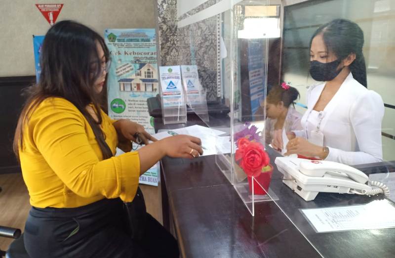 STOK AIR: Aktivitas pelayanan di Perumda Tirta Amerta Buana (TAB) Kabupaten Tabanan. Kini stok air Perumda TAB meningkat lantaran hujan turun selama tiga hari berturut-turut pekan lalu.