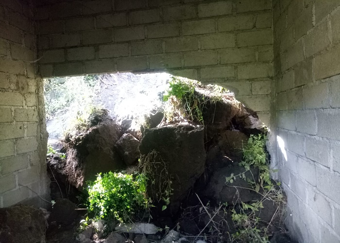 LONGSOR: Rumah milik I Nengah Simpen di Banjar Dinas Ketug, Desa Antiga, Manggis tertimpa longsor, Senin (3/7).