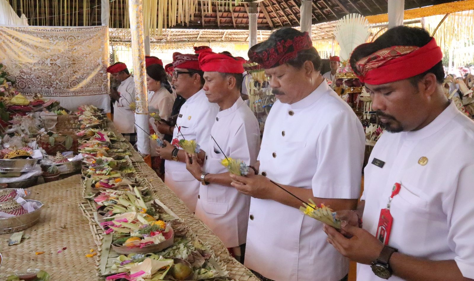 Ngaben bersama di Desa Penarukan Kecamatan Kerambitan, Tabanan dihadiri Bupati Tabanan I Komang Gede Sanjaya.