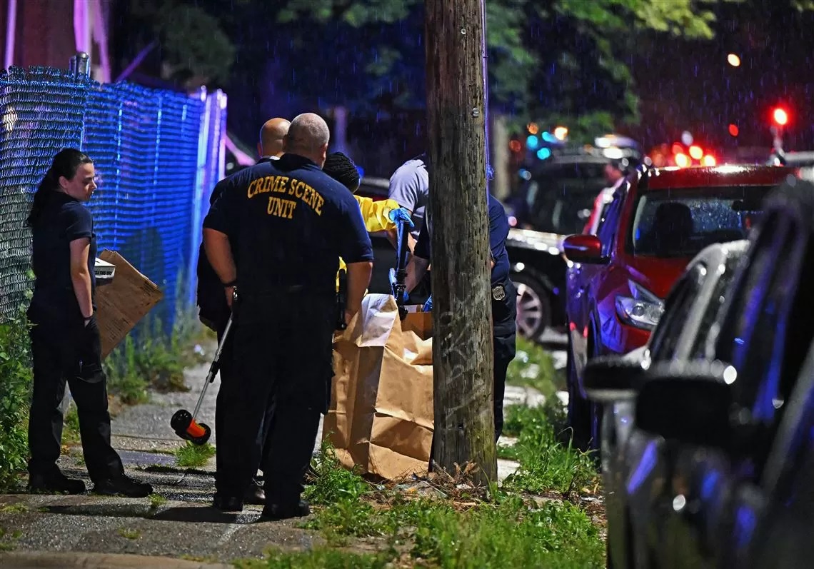 TKP: Polisi setempat melakukan penyelidikan di Kingsessing, di bagian barat daya Philadelphia usai penembakan tersebut.