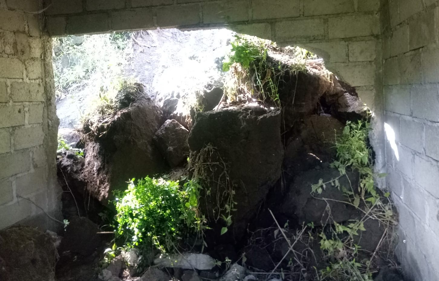 Rumah milik I Nengah Simpen di Banjar Dinas Ketug, Desa Antiga, Manggis tertimpa longsor, Senin 3 Juli 2023.
