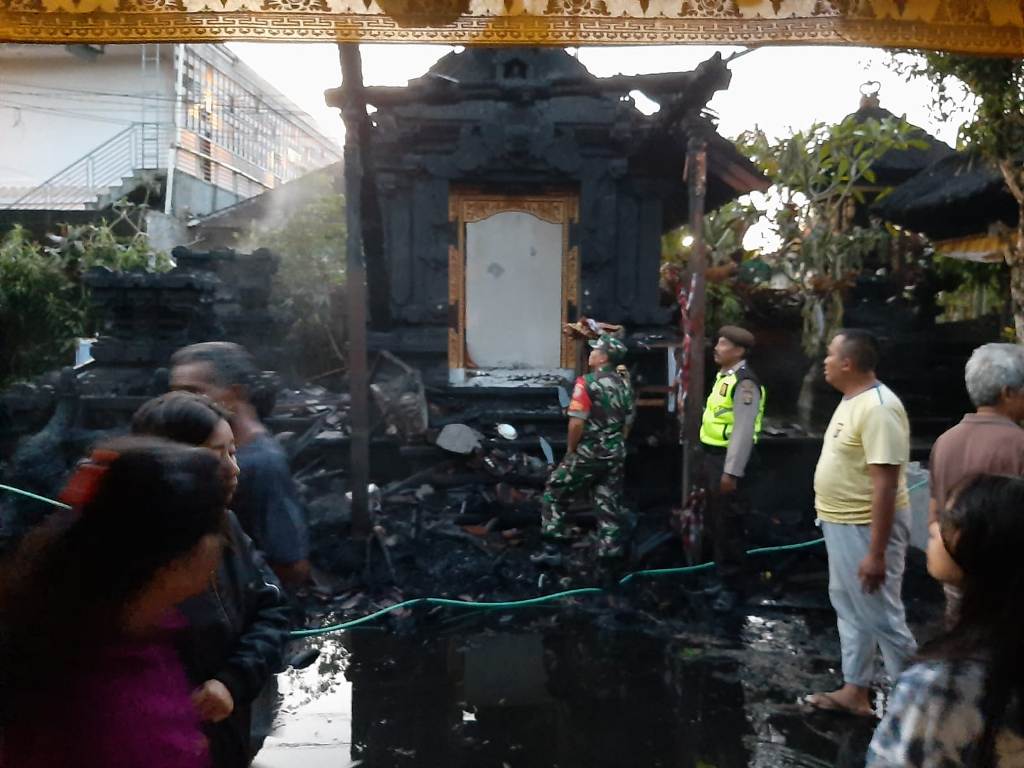 HANGUS : Kondisi pasca merajan Griya Bhujangga Waisnawa terbakar, Selasa (4/7).