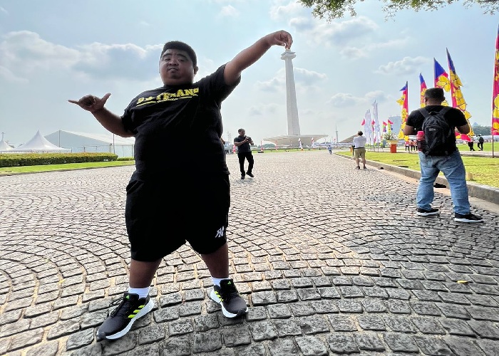 KENANGAN : Tut Herky saat berfoto di depan Monas ketika berkunjung ke Jakarta beberapa waktu lalu.