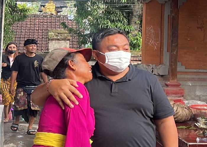 BERDUKA : I Nyoman Parta saat memberi support ibunda alm Tut Herky di rumah duka.