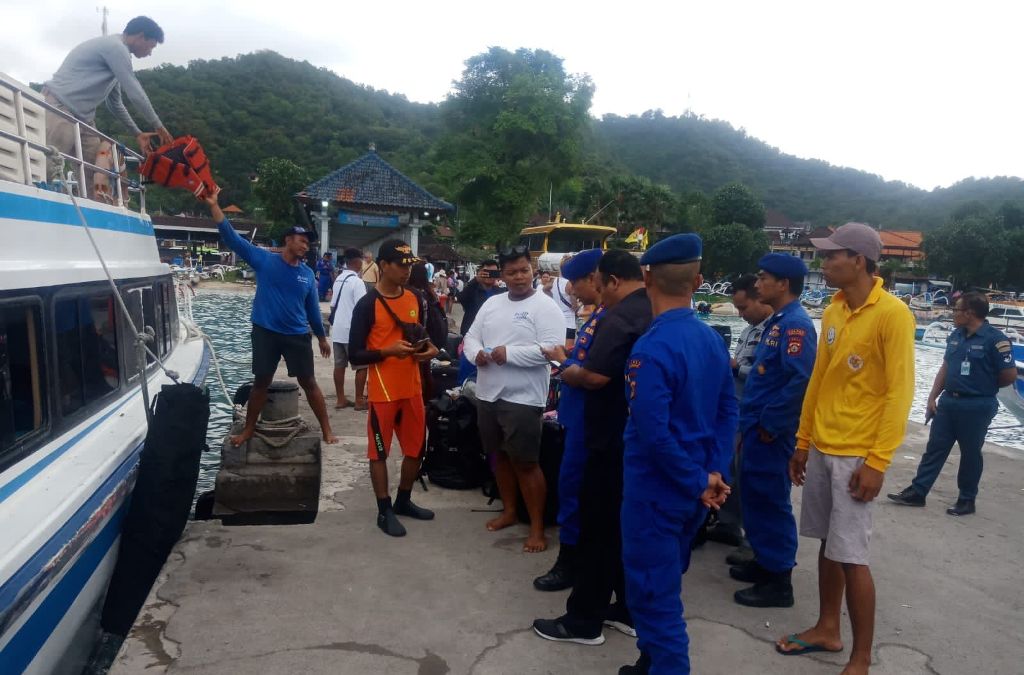 EVAKUASI: Petugas melakukan pendataan terhadap penumpang dan kru fastboat setelah mengali masalah pada mesin.