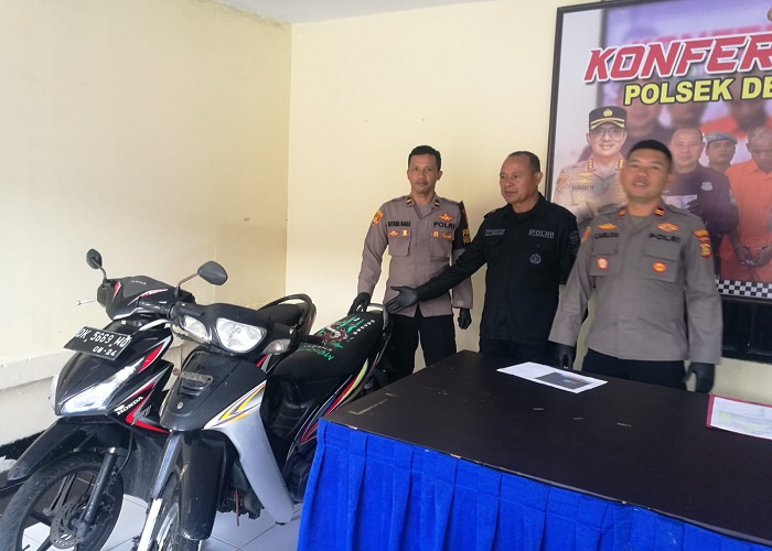 BUKTI: Polsek Denut membeberkan barang bukti motor dari aksi lainnya yang dilakukan IKB bersama FDT dan Septo, namun tidak menghadirkan tersangka karena ditahan di Polsek Dentim dan Polres Klungkung.