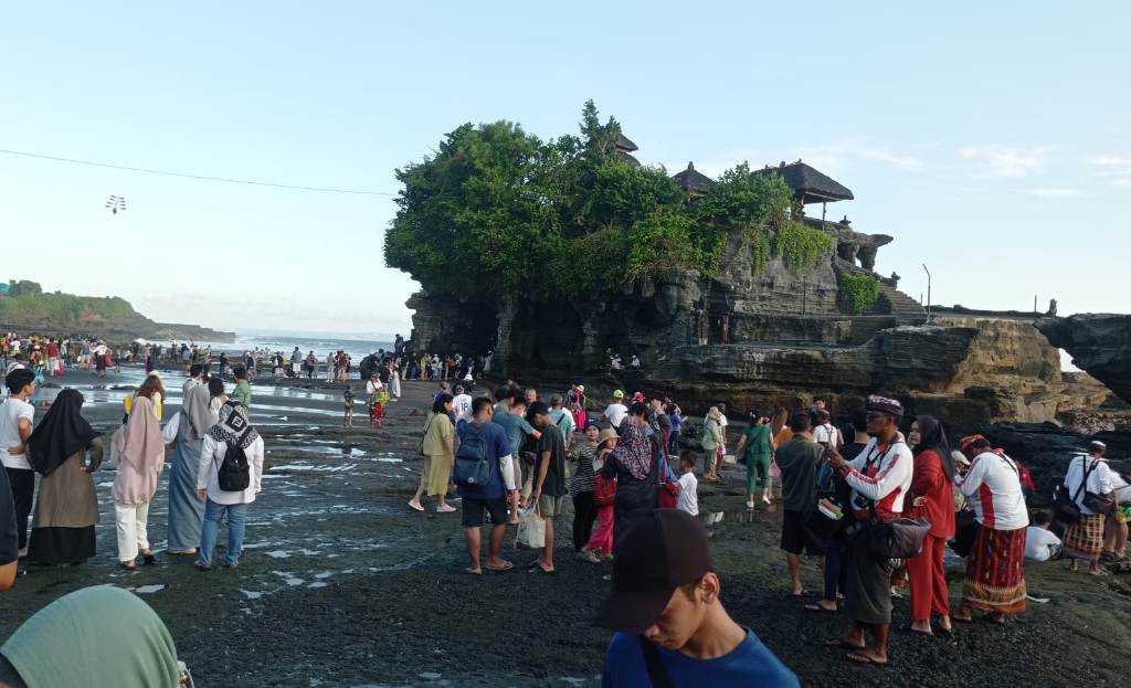 TANAH LOT: Aktivitas wisatawan di Tanah Lot yang tetap padat meski periode long weekend sudah lewat.