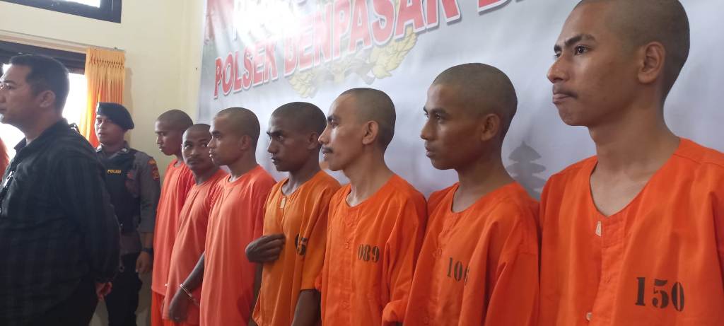 ANARKIS: Tujuh pelaku yang berhasil ditangkap dihadirkan saat membeberkan kasus anarkisme dan pengeroyokan mereka di Mapolsek Denpasar Barat.