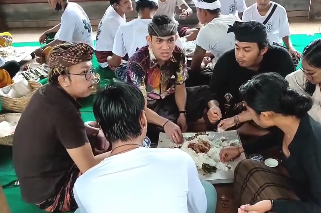 TRADISI BALI: Tradisi Megibung di Desa Adat Budakeling, Kecamatan Bebandem, Karangasem.
