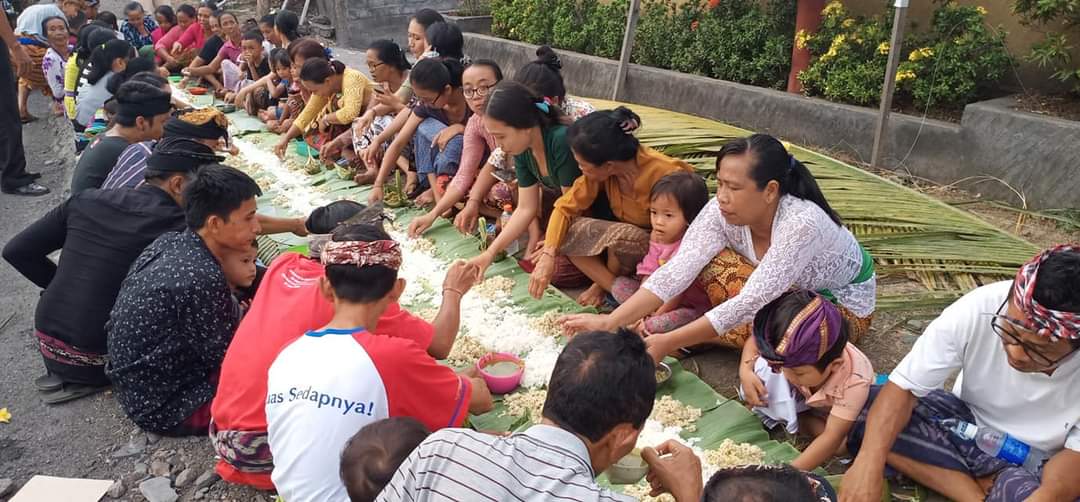 TRADISI BALI: Tradisi Nasi Blabar di Desa Adat Pacung pada Tilem Sasih Kenem jelang Nyepi Desa di pacung yang melibatkan Ulu Apad di Pacung.