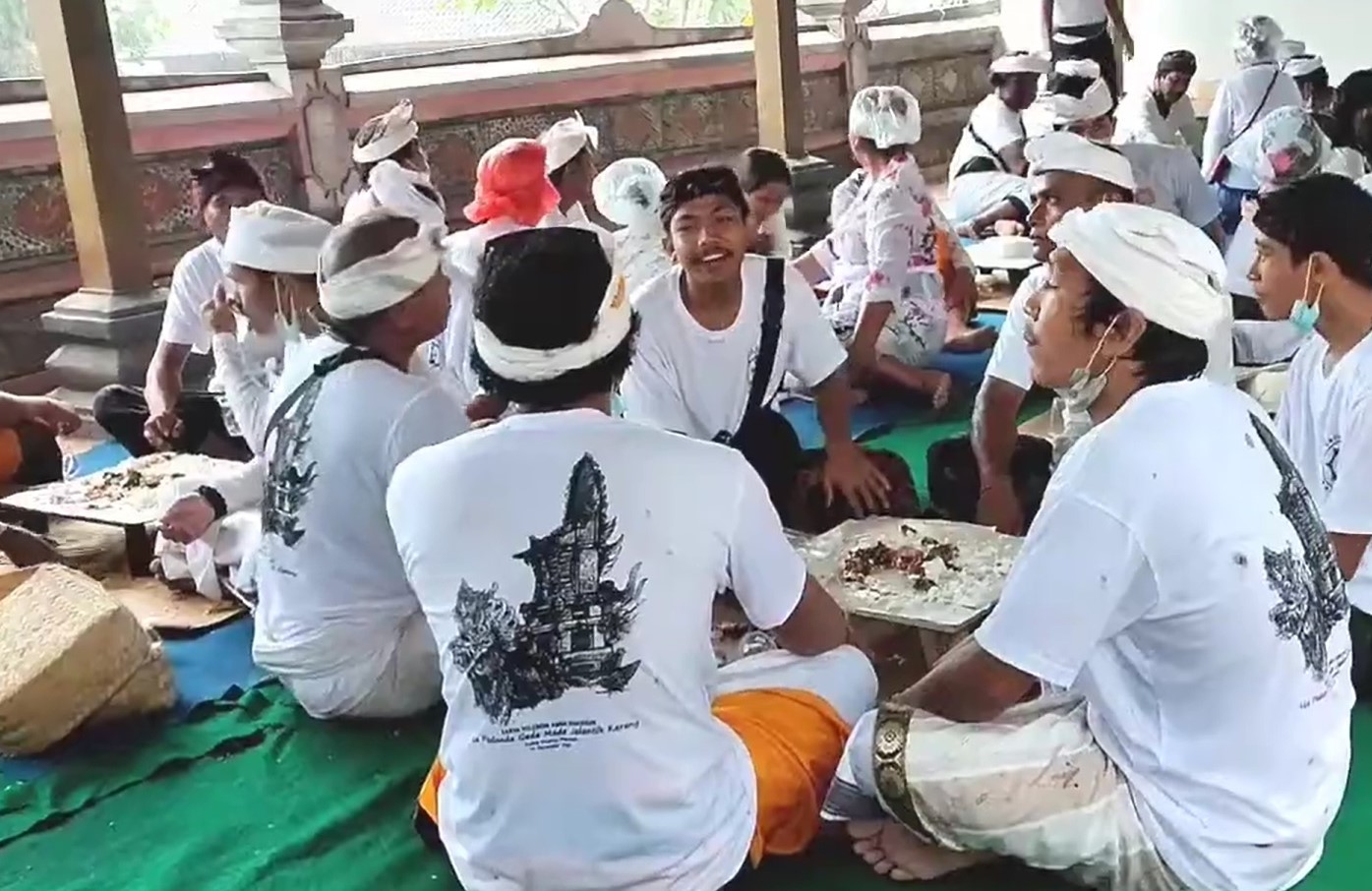 Pelaksanaan magibung di Desa Budakeling, Kecamatan Bebandem, Kabupaten Karangasem, Bali.