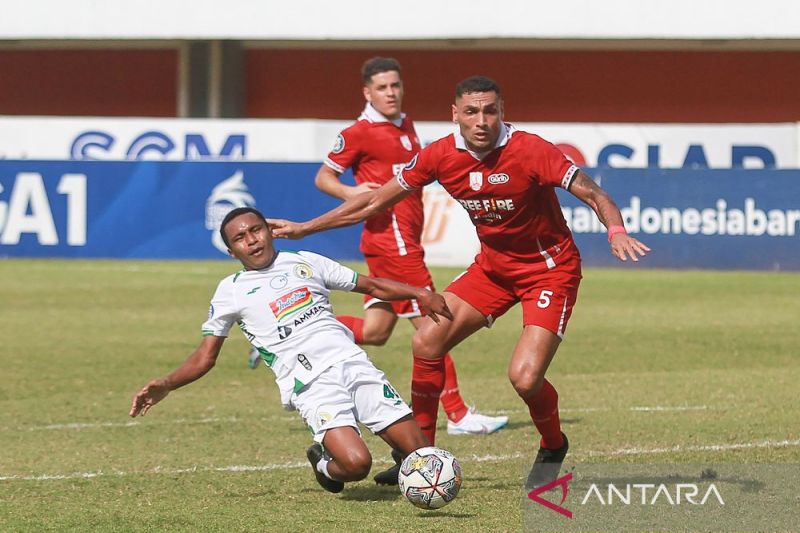 ARSIP: Pesepak bola PSS Sleman Albert Ferre (kiri) berebut bola dengan pesepak bola Persis Solo Jaime Xavier (kanan) pada pertandingan Liga 1 di Stadion Maguwoharjo, Sleman, DI Yogyakarta, Selasa (21/