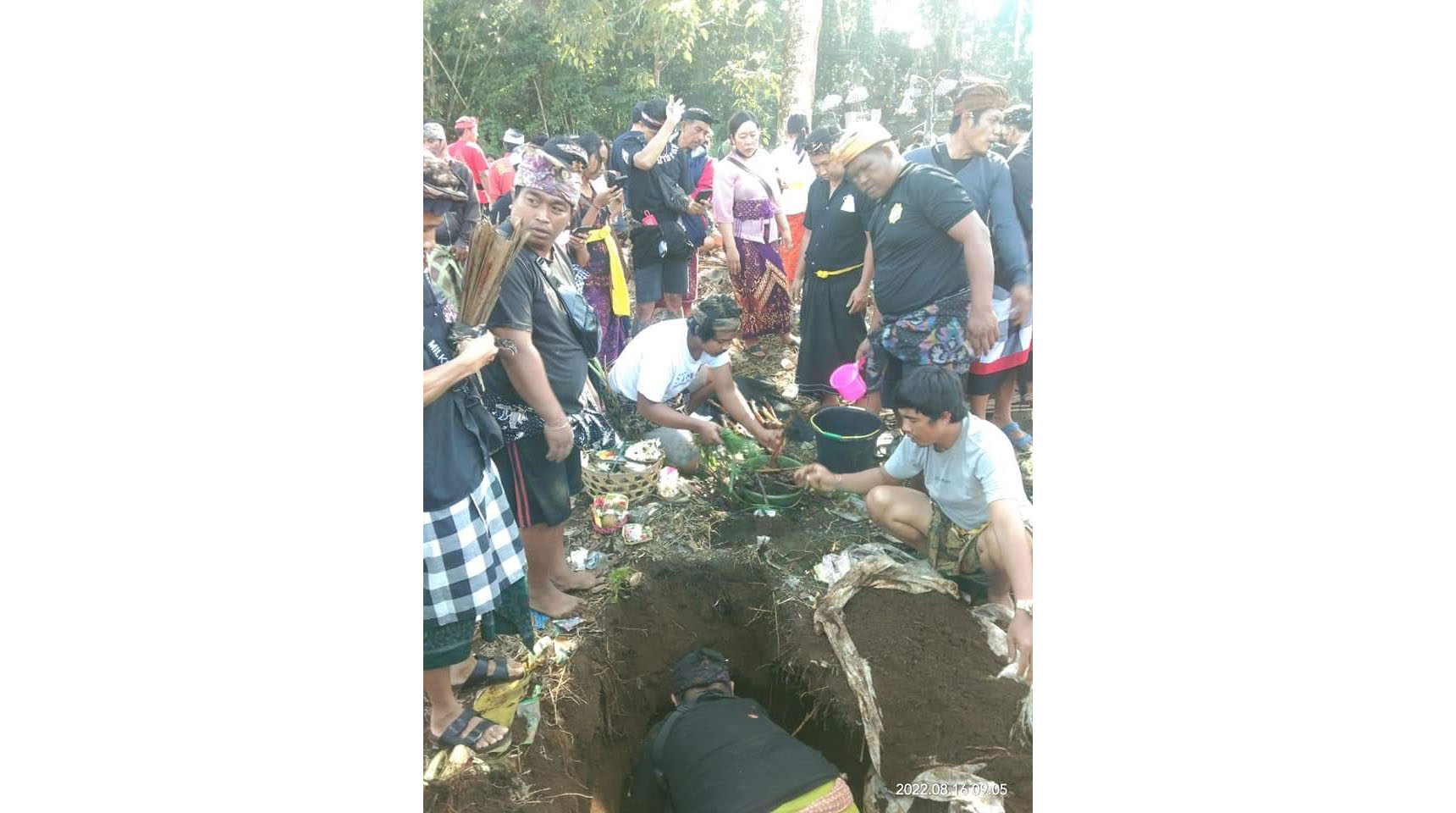 NGABEN BAGI UMAT HINDU DI BALI: Prosesi membuat pengawak saat Ngaben Kusa Pranawa.