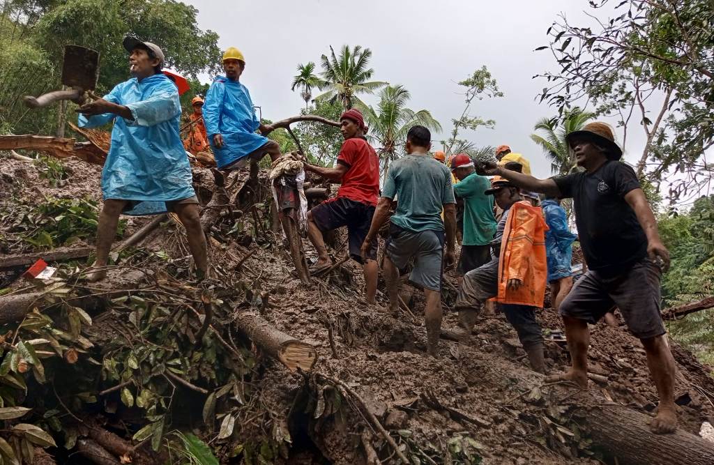 EVAKUASI: Tim SAR gabungan melakukan pencarian terhadap dua orang yang tertimbun longsor di Banjar Dinas Ngis Kaja, Desa Tribuana, Abang, Jumat (7/7).