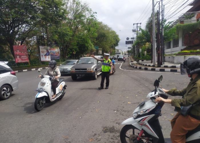 OPERASI: Ilustrasi Satuan Lalu Lintas Polresta Denpasar melakukan pengawasan dan penindakan di jalan raya.