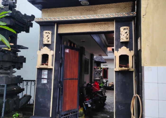 TKP: Rumah dari ayah-anak yang ditemukan tewas dalam satu kamar Sudiantara dan Putu Rita di Jalan Bukit Tunggal Nomor 7, Banjar Alangkajeng Gede, Pemecutan, Denpasar Barat.