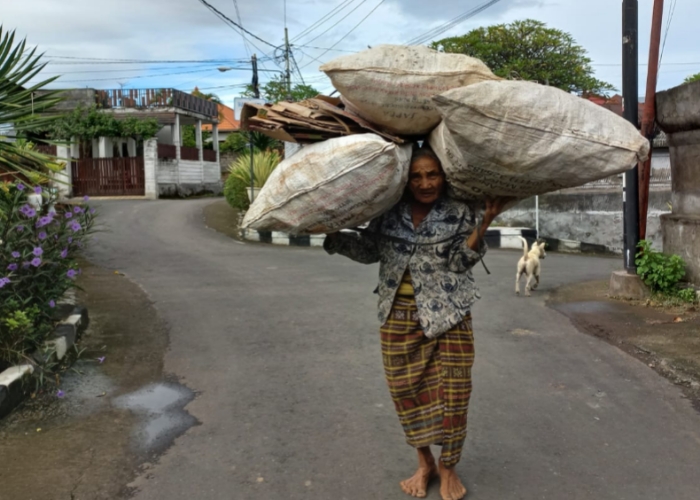 ISTIMEWA : Tiga dadong nasabah istimewa Bank Sampah Galang Panji, Desa Panji, Buleleng saat menyetor sampah yang mereka kumpulkan.