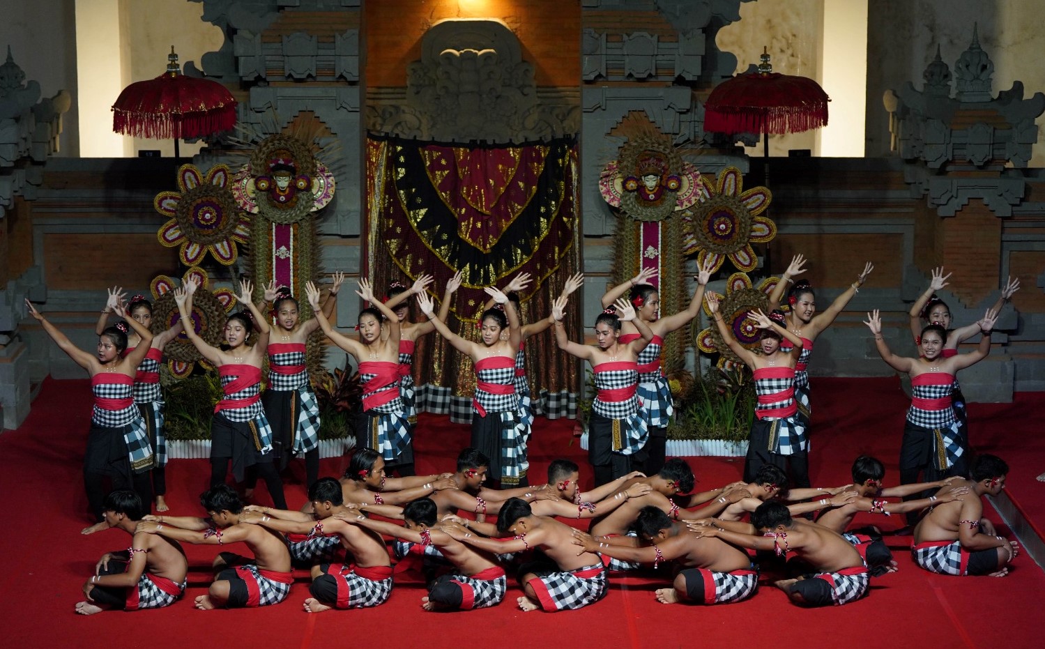 Penampilan Sanggar Seni Asti Pradnyaswari membawakan rekasadana Cak dan Tari Derari di Wantilan Taman Budaya, Art Center, Denpasar, Jumat 7 Juli 2023.