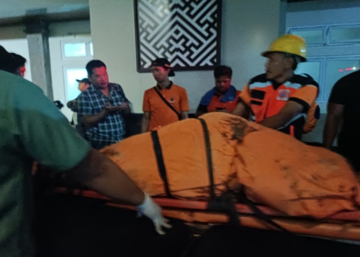 EVAKUASI : Jenazah WNA Amerika yang meninggal dunia saat tracking.