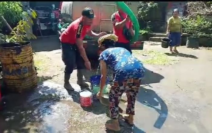 BPBD dan Pemadam Kebakaran Bangli menyuplai air untuk warga Banjar Cingang yang kesulitan air bersih.