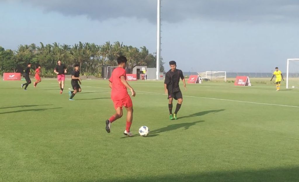 Para pemain Bali United Youth mengikuti sesi latihan di Pemusatan Latihan Bali United di Pantai Purnama, Kabupaten Gianyar, Bali, Senin (12/6/2023)