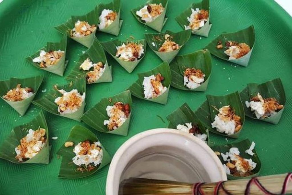 TEMPAT DAN MANTRA YADNYA SESA: Nasi saiban yang dihaturkan seusai memasak oleh umat Hindu di Bali.
