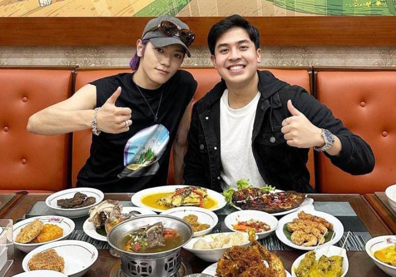NASI PADANG: Jerome Polin ajak Taeyong makan nasi padang saat mereka jalan bareng.