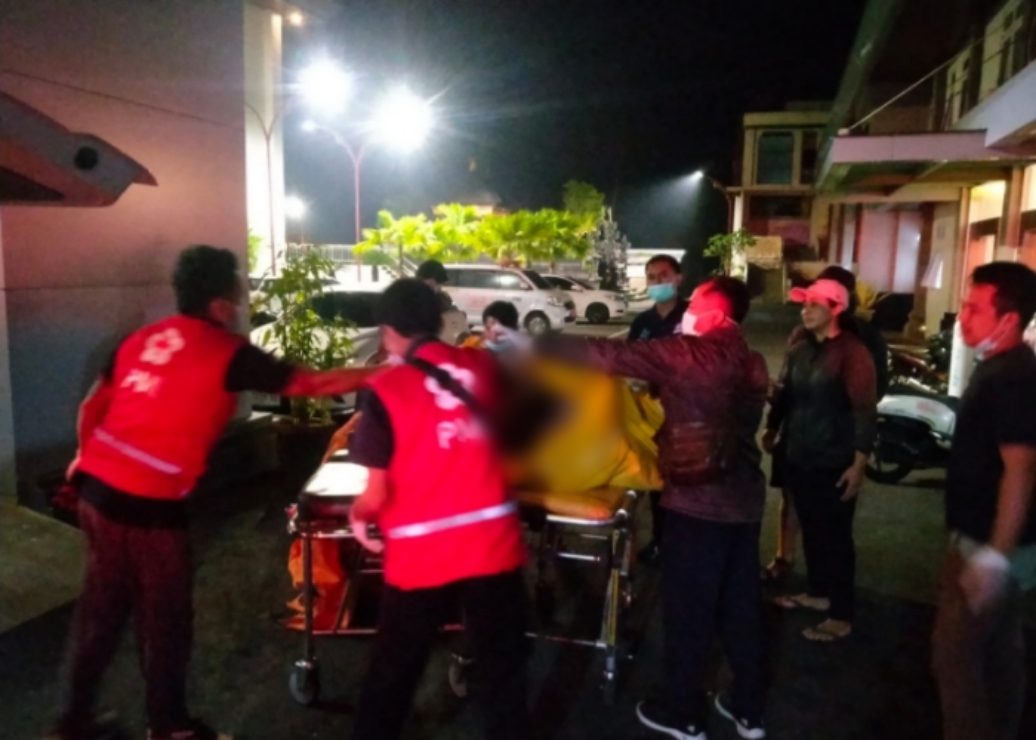 DRAMATIS : Proses evakuasi WNA yang meninggal dunia saat tracking.