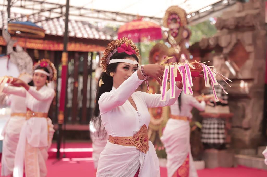 LADRAK : Pementasan Ladrak dari STAHN Mpu Kuturan Singaraja yang mengkolaborasikan Wayang, Dramatari,  dan Bondres di kalangan Angsoka, Art Centre pada Senin (10/7) siang.