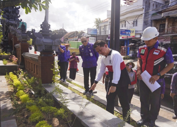 PIMPIN : Saat Bupati Klungkung I Nyoman Suwirta pimpin Tim Monitoring dan evaluasi Pemkab Klungkung dalam melaksanakan Monev Paket Kegiatan Pembangunan Daerah di Kabupaten Klungkung.