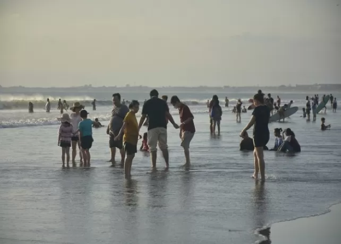 Aktivitas wisatawan di Pantai Kuta, Badung, Bali.