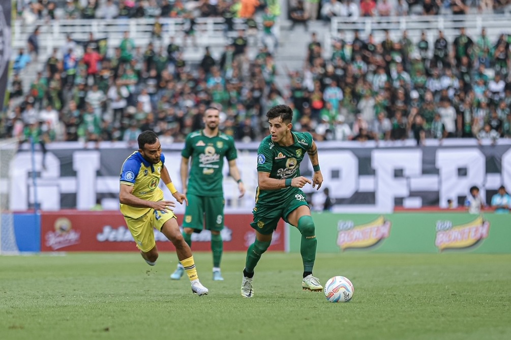 PERSIAPAN: Pemain Persebaya Surabaya (baju hijau) saat menghadapi Barito Putera di pekan kedua Liga 1 Indonesia.