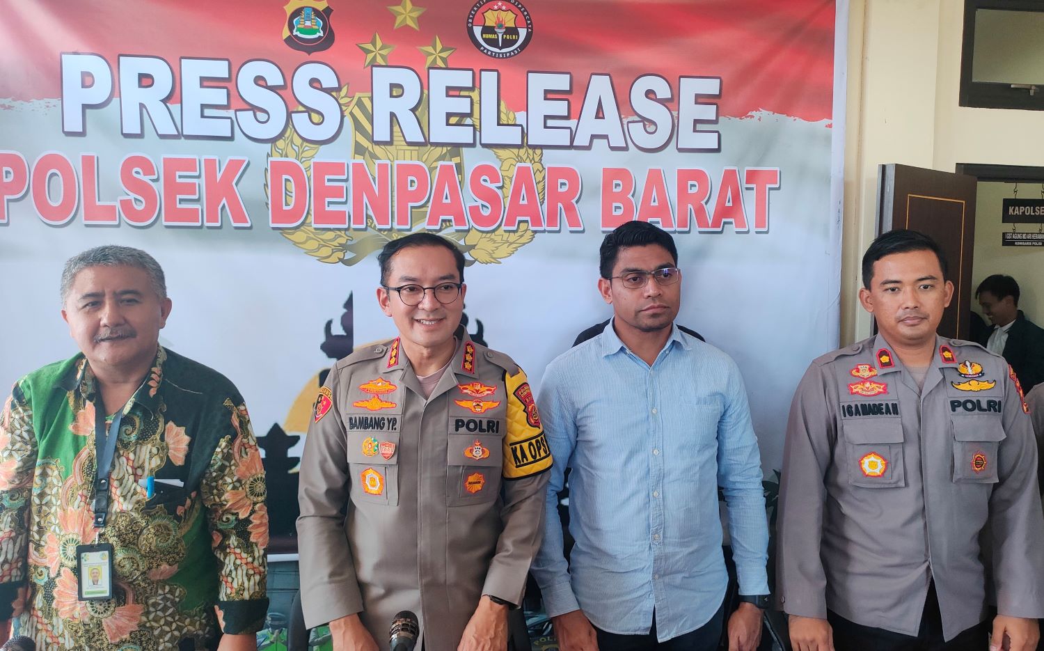 Kapolresta Denpasar Kombespol Bambang Yugo Pamungkas (dua dari kiri) membeberkan kasus ayah bunuh anak, lalu bunuh diri, Selasa 11 Juli 2023.