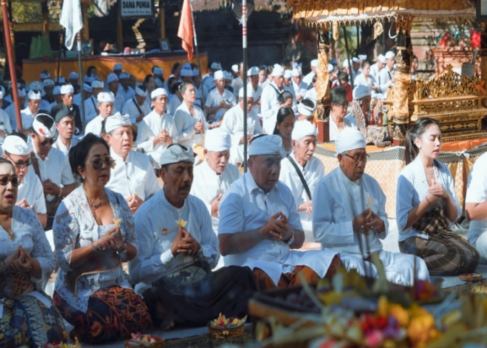 NGANYARIN : Bupati Jembrana I Nengah Tamba bersama rombongan Pemkab Jembrana saat bakti penganyar di Pura Mandara Giri Semeru Agung, Rabu (12/7).