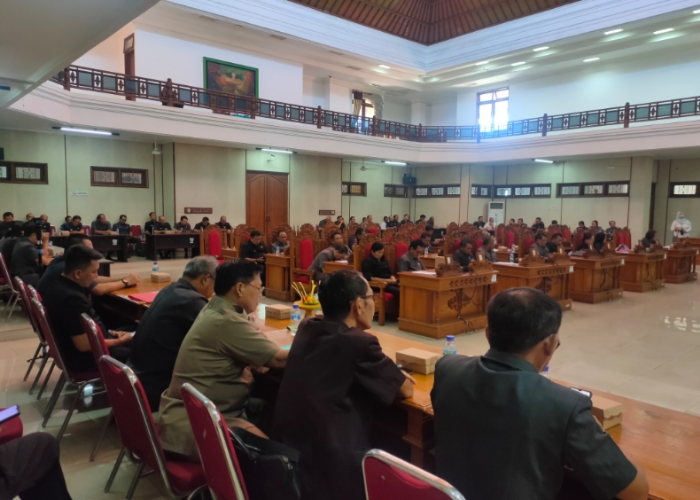 FRAKSI : Rapat penyampaian jawaban bupati atas pemandangan umum fraksi-fraksi di DPRD Buleleng.