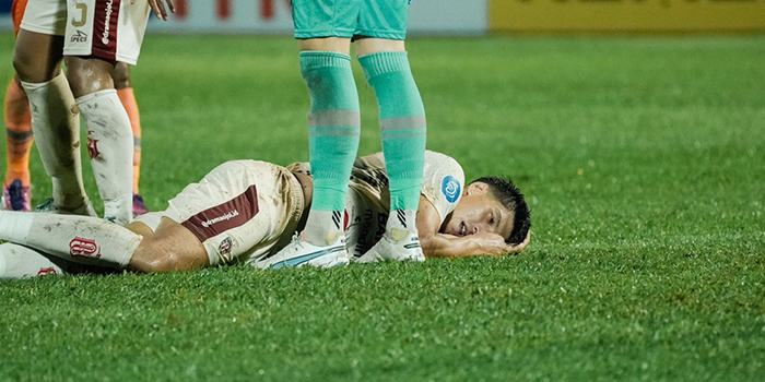 Elias Dolah terkapar saat mendapat tendangan keras di wajahnya ketika Bali United melawan Borneo FC di pekan kedua BRI Liga 1 2023/2024 lalu di Stadion Segiri, Kota Samarinda.