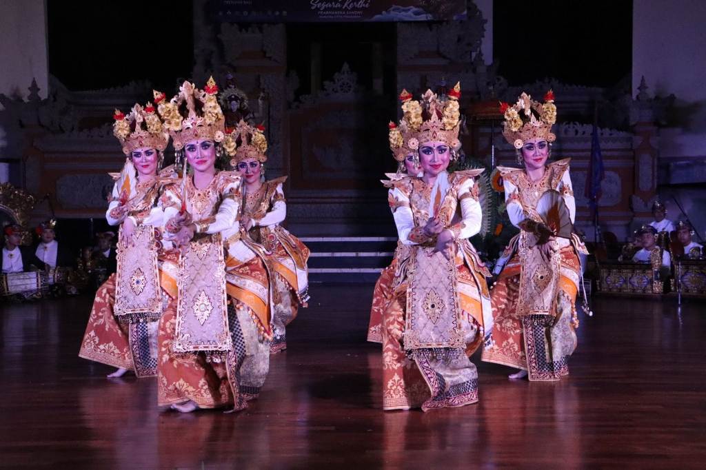 LEGONG: Tari Legong Banjar Ujung, Kesiman, Denpasar.