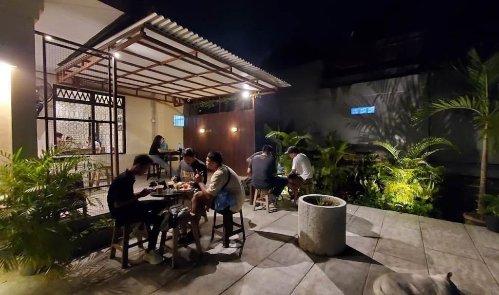 Crafted Coffee House di jalan Diponegoro, Nomor 18, Delod Peken, Kabupaten Tabanan, Bali.