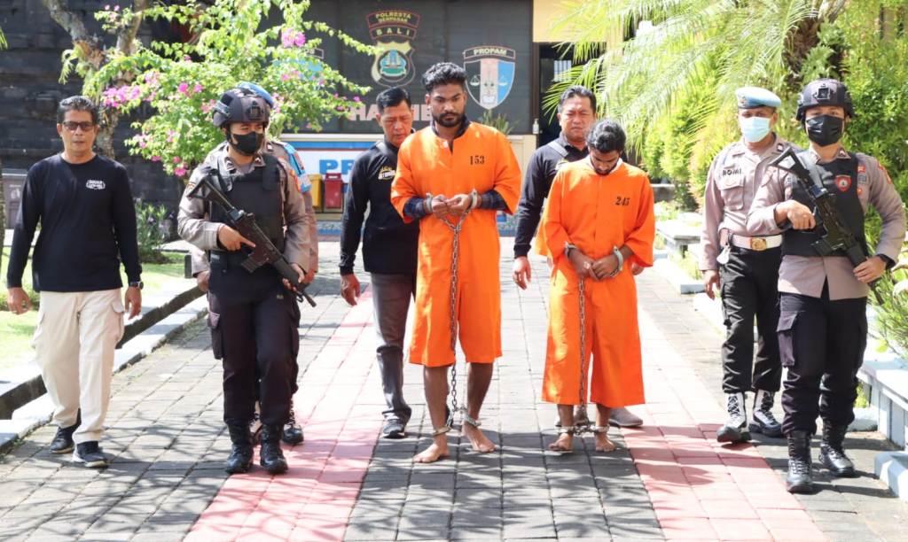 BARU NGAKU: Dua WNA India yang membunuh WNI di Sanur Kauh, Denpasar, Bali, baru mengaku kalau menghabisi korban juga memakai roti kalung, bukan hanya kayu saja.