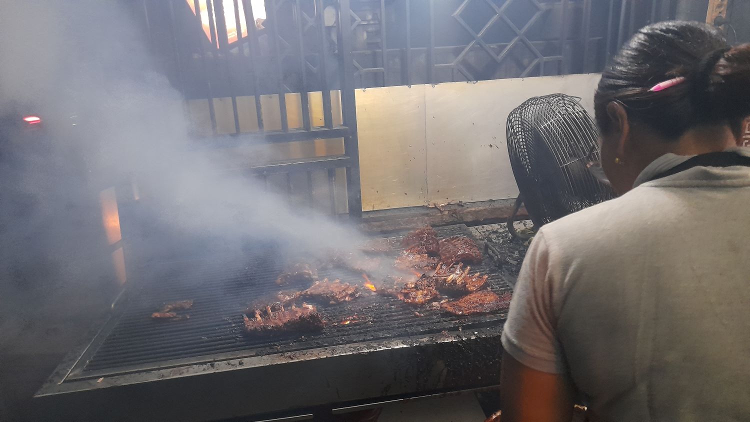 Iga bakar di Warung Kayana, Kedewatan, Ubud.