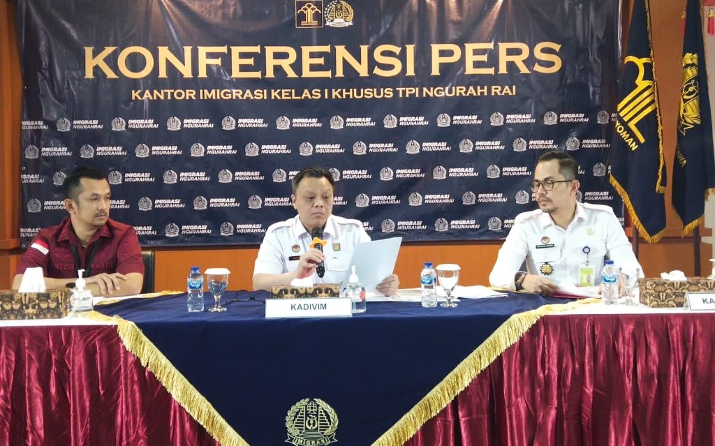 PEMERASAN DI IMIGRASI: Kepala Divisi Keimigrasian Kanwil Kemenkumham Bali Barron Ichsan beri keterangan pers.